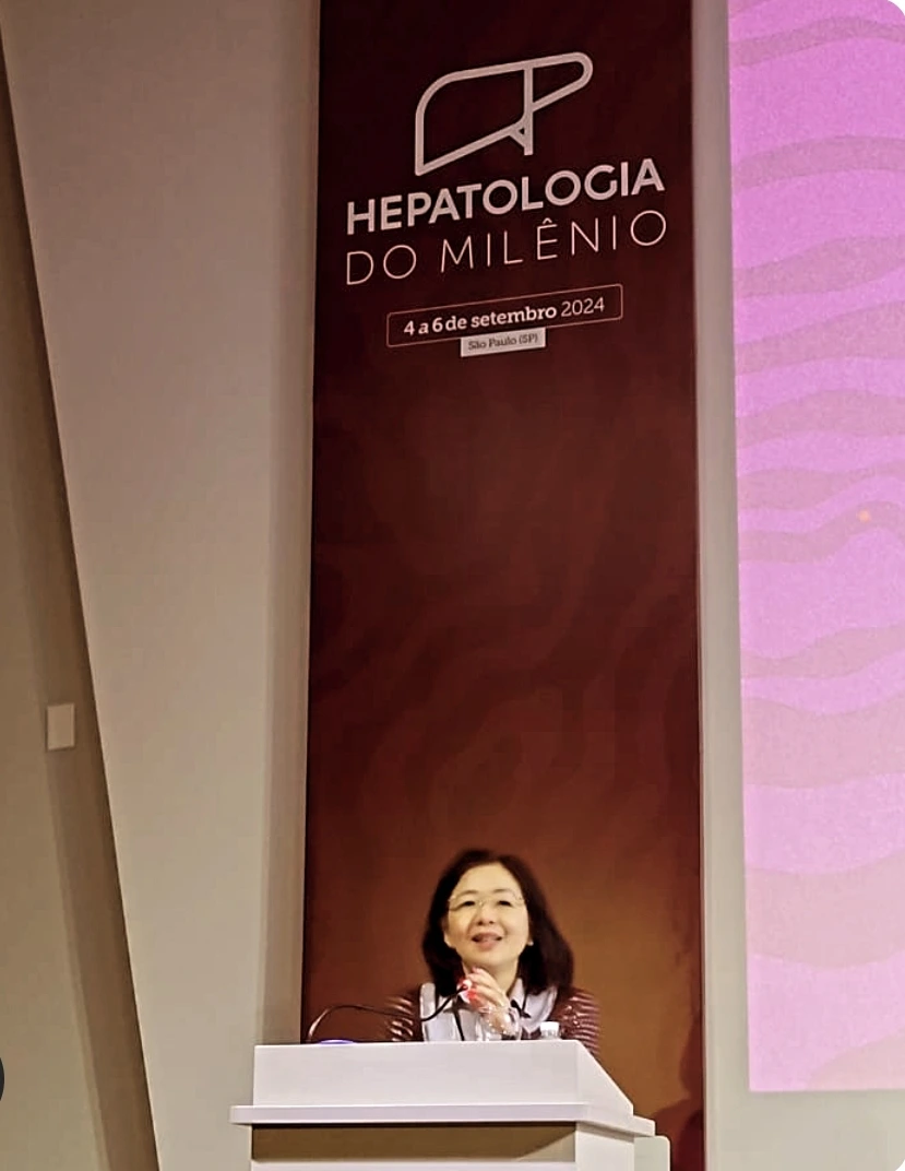 Dra. Marta Deguti em atividade identificada como Hepatologia do Milênio